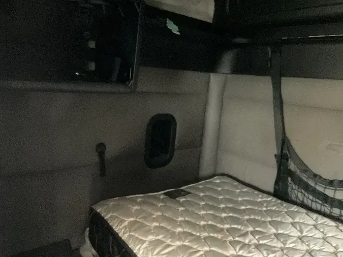 2018 FREIGHTLINER T12664ST