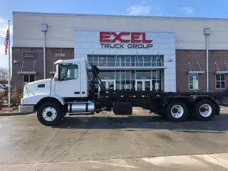 2003 VOLVO VHD64B200