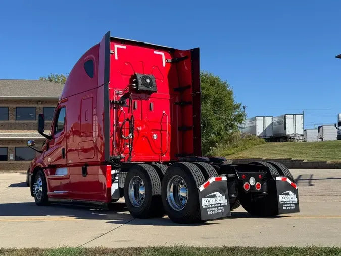 2023 FREIGHTLINER Cascadia 126
