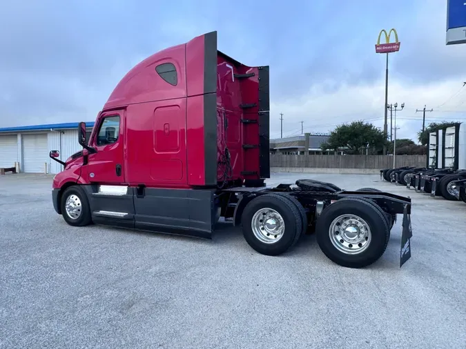 2021 FREIGHTLINER CASCADIA 126