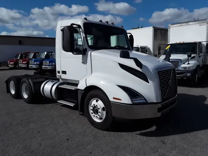 2019 VOLVO VNL64T-300