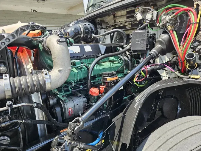2020 VOLVO VNL64T760