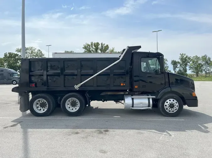 2005 VOLVO VNM