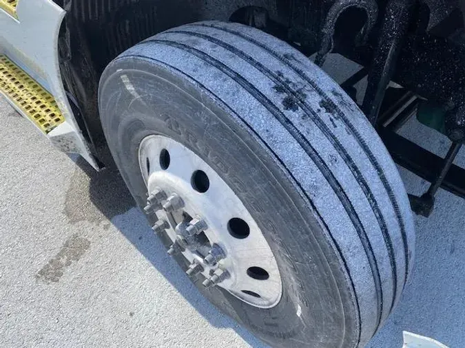 2023 Volvo VNR64T400