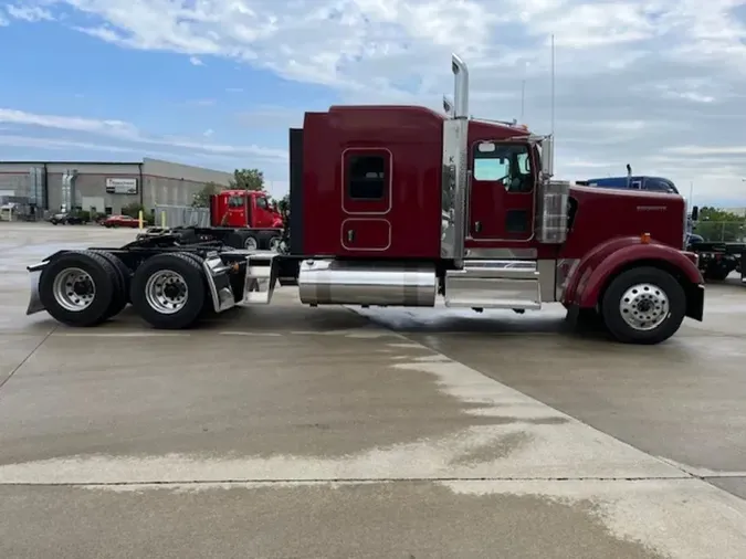 2025 Kenworth W900L