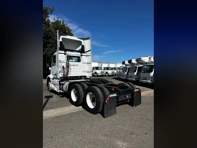 2018 VOLVO VNL64T-300