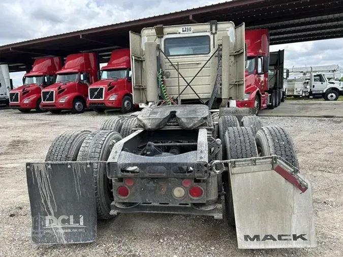 2013 VOLVO VNM64T200