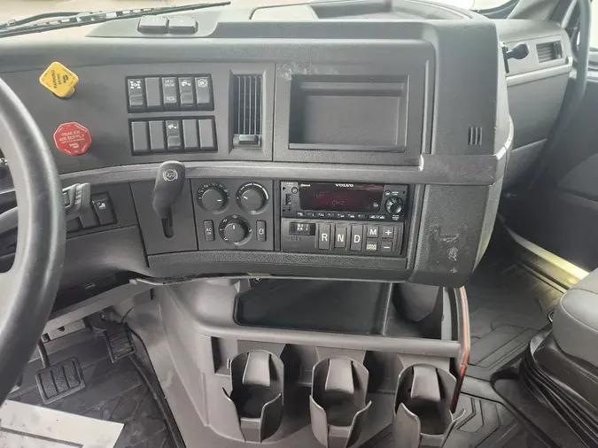 2023 VOLVO VNL64T760