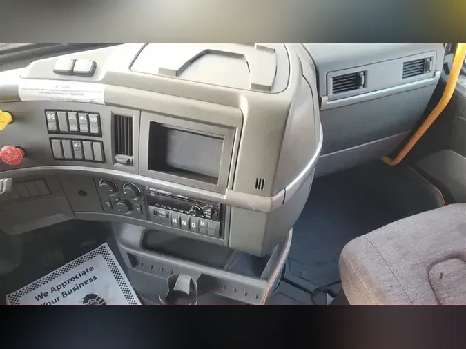 2021 VOLVO VNR64T640