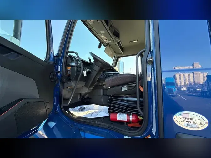 2020 VOLVO VNR300