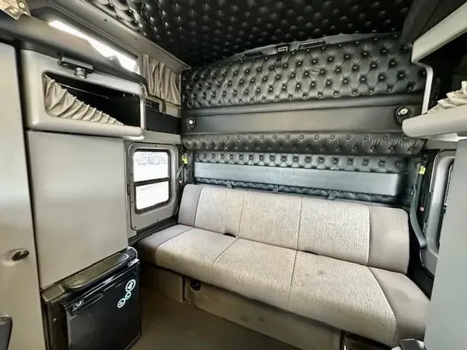 2022 Kenworth W900L