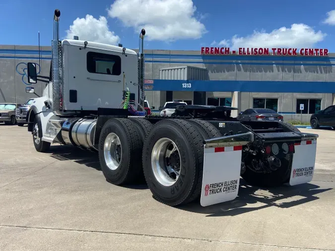 2025 Kenworth T880