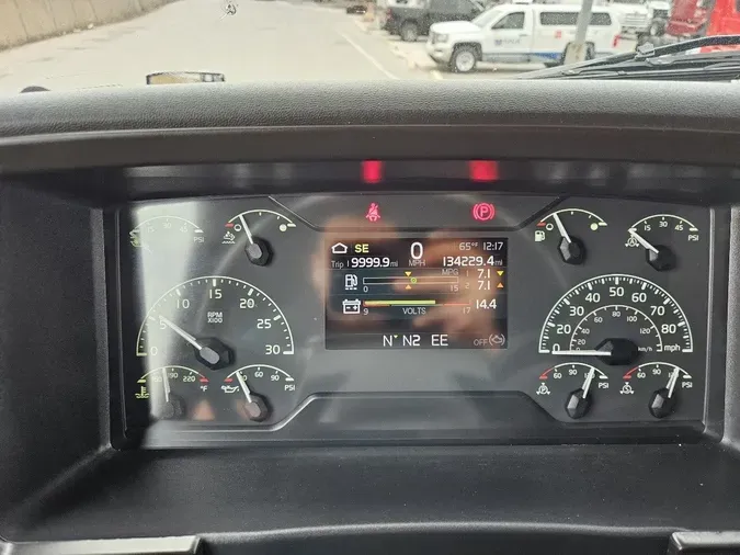 2025 VOLVO VNL64T860