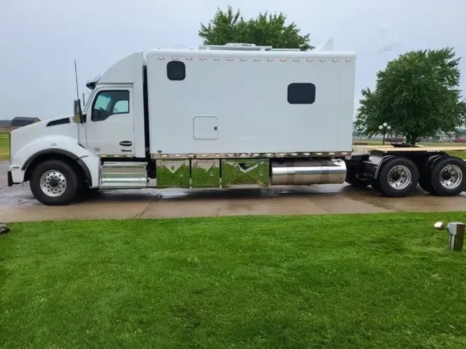 2025 Kenworth T880