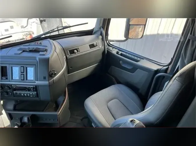 2019 VOLVO VNL64T760