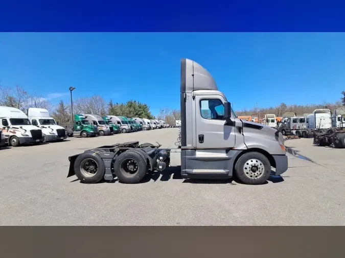 2020 Freightliner Cascadia 126