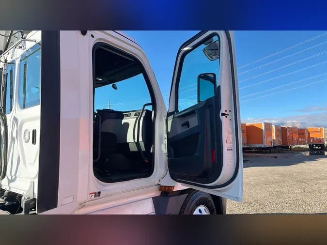 2020 Freightliner Cascadia 126