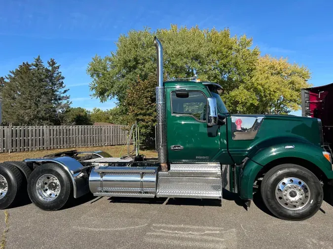 2022 Kenworth W990