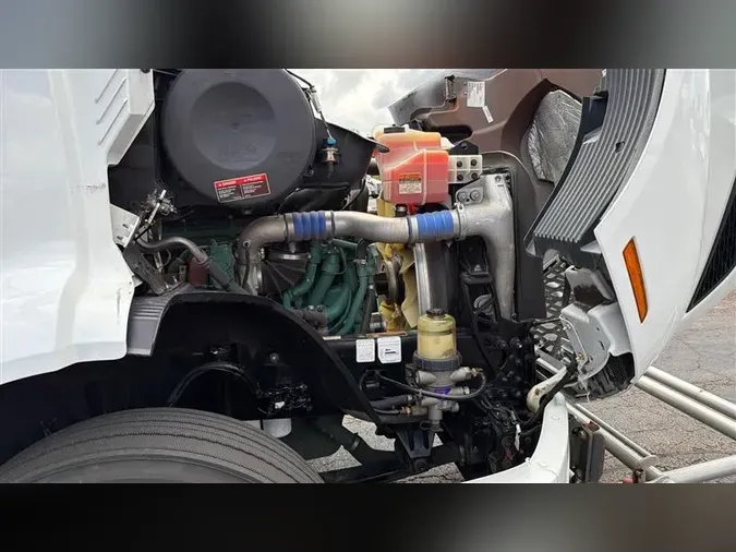 2023 VOLVO VNR64T300