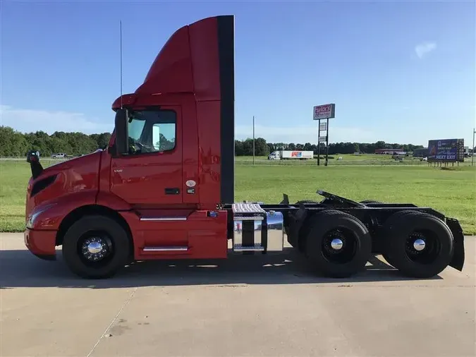 2020 VOLVO VNR300