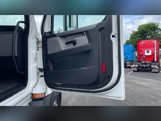 2021 FREIGHTLINER CA126