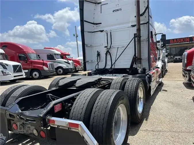 2011 VOLVO VNL64T670