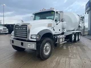 2021 MACK GR64F