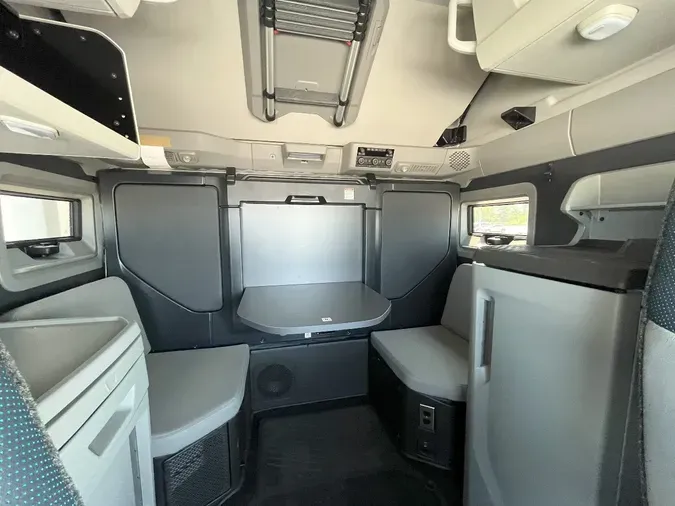 2026 VOLVO VNL64T860