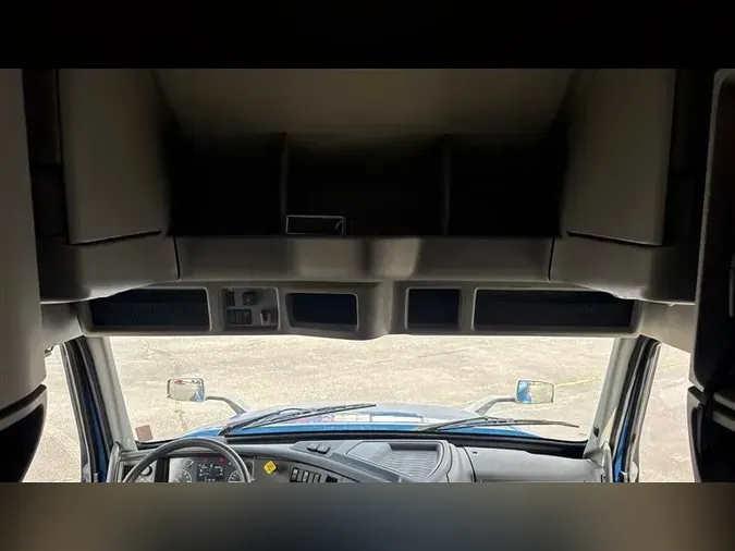2021 VOLVO VNL760