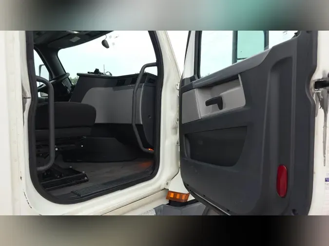 2020 Freightliner Cascadia 126