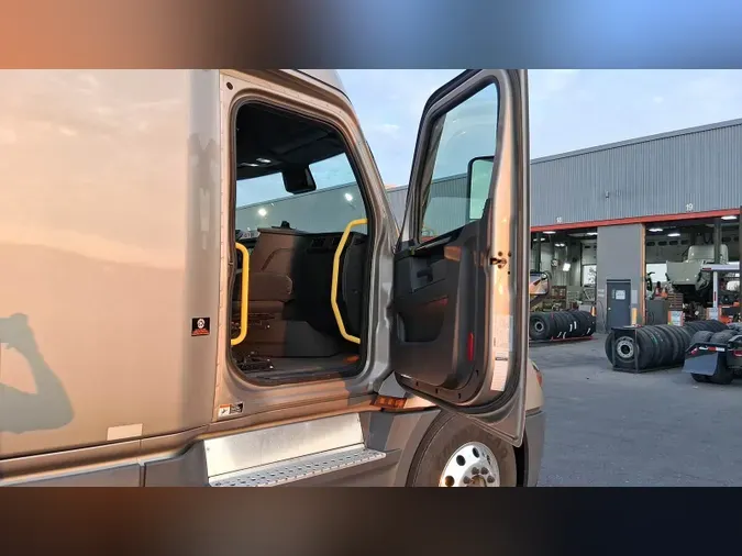 2023 Freightliner Cascadia 1266cc5c91b54252051162a6b1f33426af7