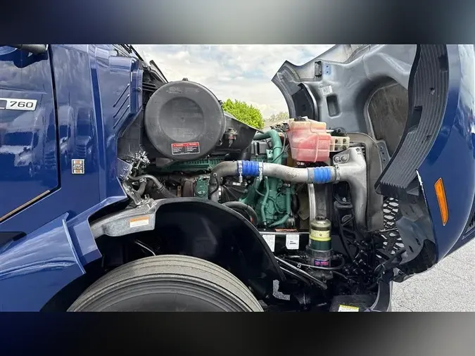 2022 VOLVO VNL760