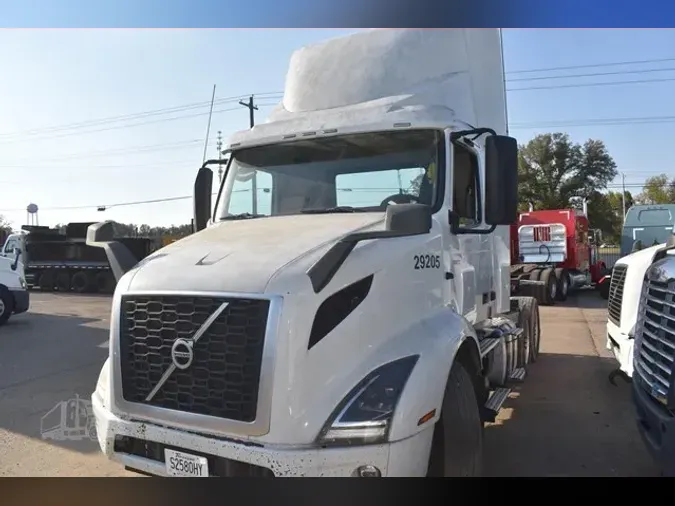 2020 VOLVO VNR64T300