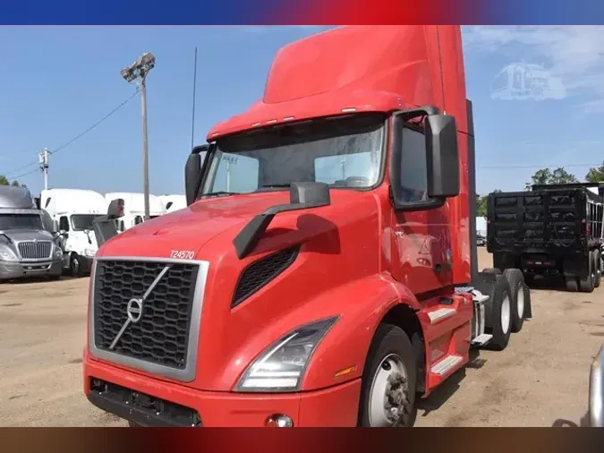 2021 VOLVO VNR64T300