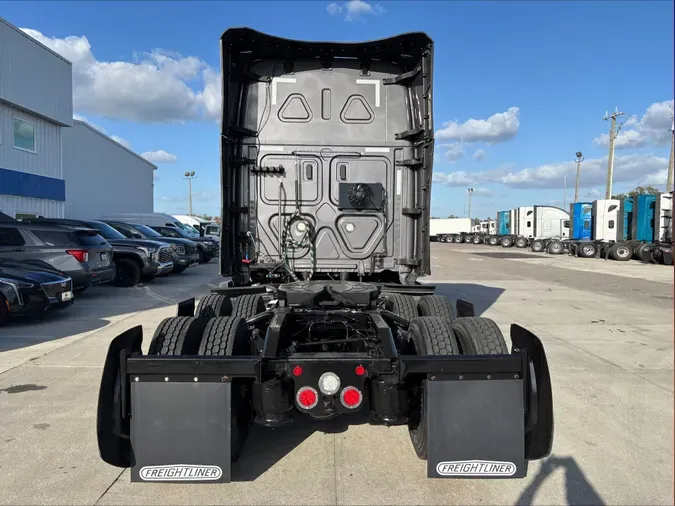 2021 Freightliner Cascadia 1266cf28ee125c2c697f025d2f07999610c