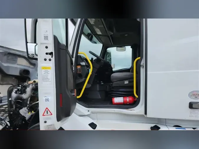 2021 VOLVO VNL740