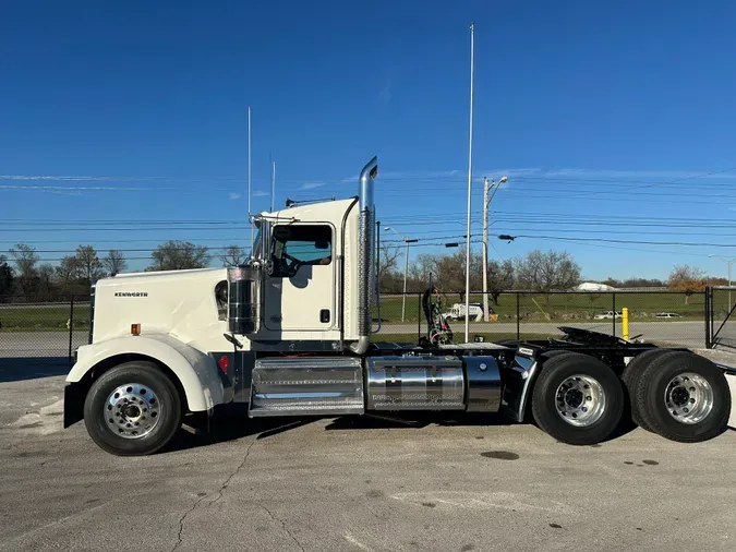 2025 Kenworth W900