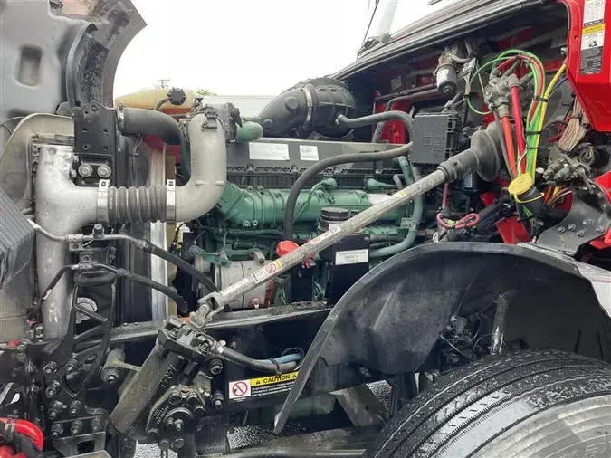 2021 VOLVO VNL740