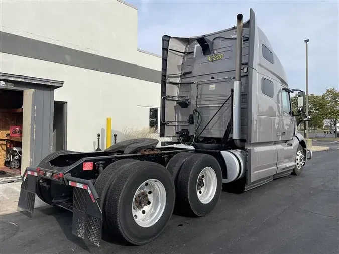 2021 VOLVO VNL64T760