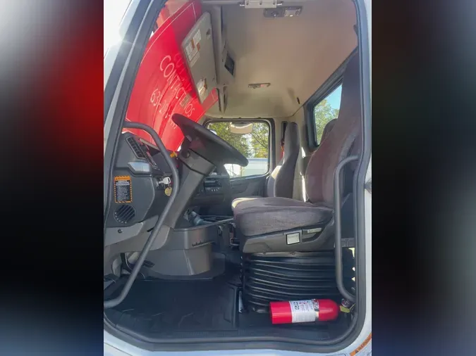 2019 VOLVO VNL64T-300