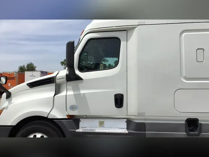 2020 Freightliner Cascadia 126