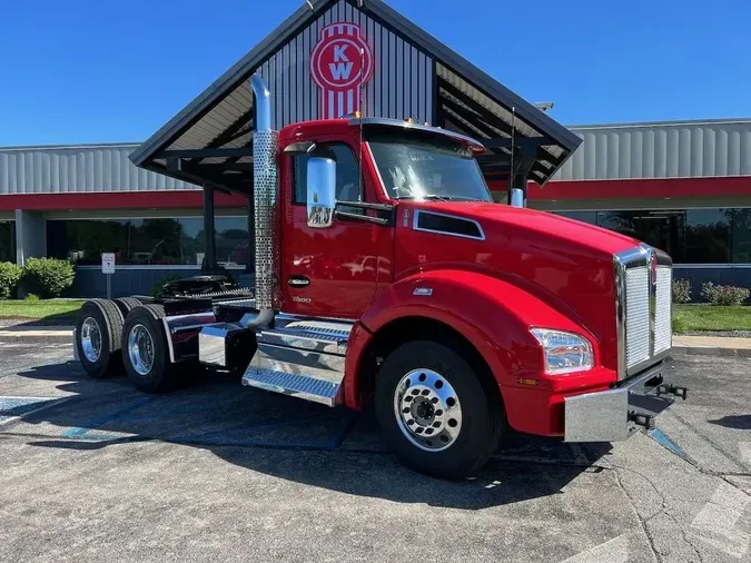 2025 Kenworth T880