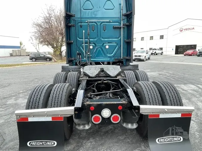 2022 FREIGHTLINER Cascadia 126