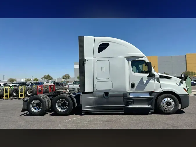 2021 Freightliner Cascadia 126