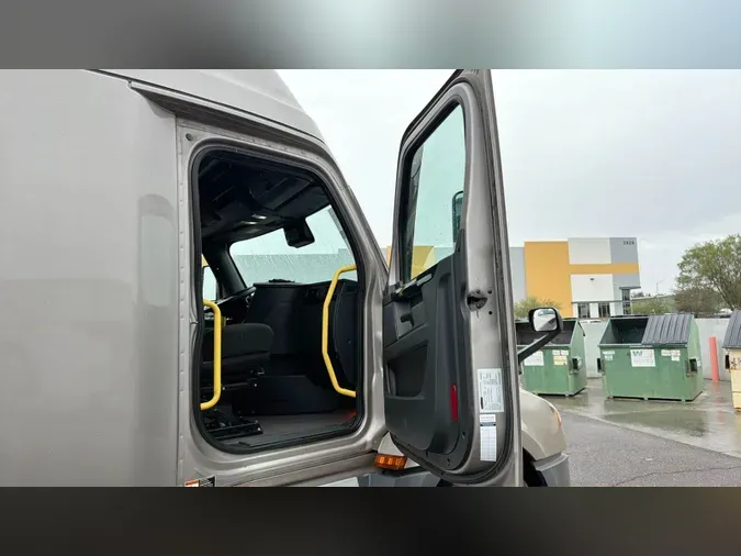 2025 Freightliner Cascadia 126