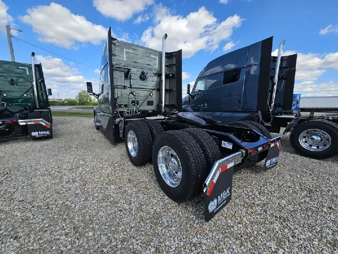 2025 VOLVO VNL64TV04