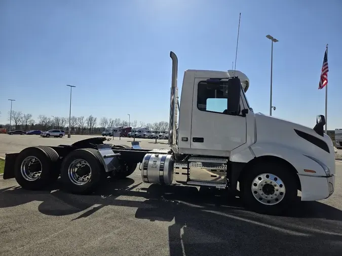 2021 VOLVO VNL64T300