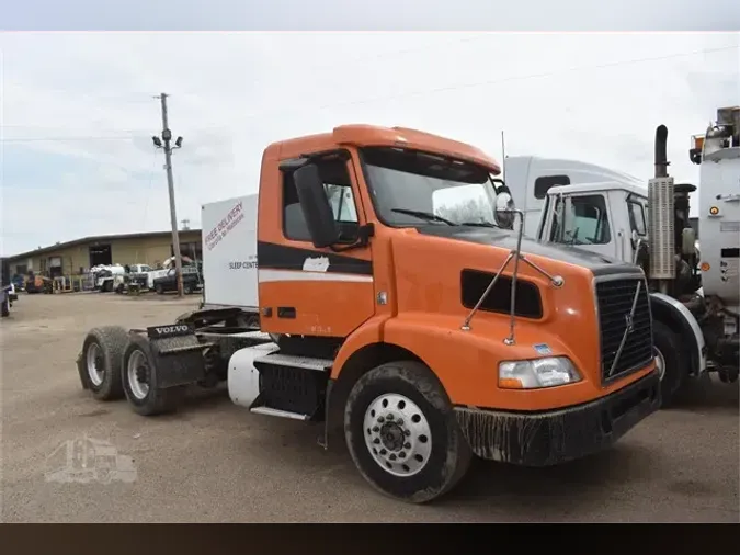 2015 VOLVO VNM64T2006d8e3bc7948ac29d8eba27a62d6d2526