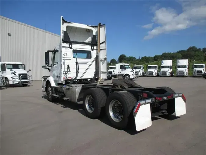 2022 VOLVO VNR300