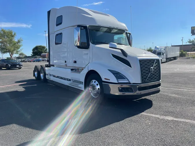 2025 VOLVO VNL64T860